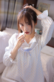 美女打开双腿让男人痛视频